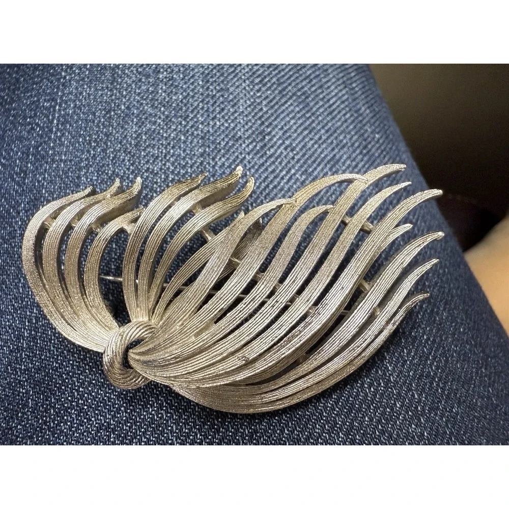 LISNER vintage‎ Silver tone ribbon brooch signed, pin estate